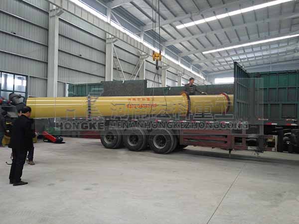 發(fā)往河北承德2m&times;8m雞糞烘干機(jī)裝貨現(xiàn)場